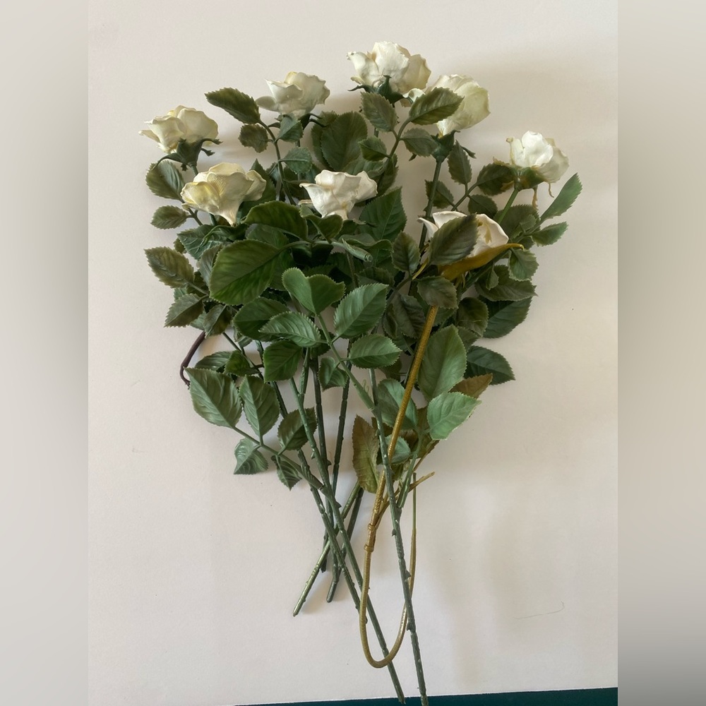 Vintage porcelain white roses / faux flowers - Picture 8 of 15
